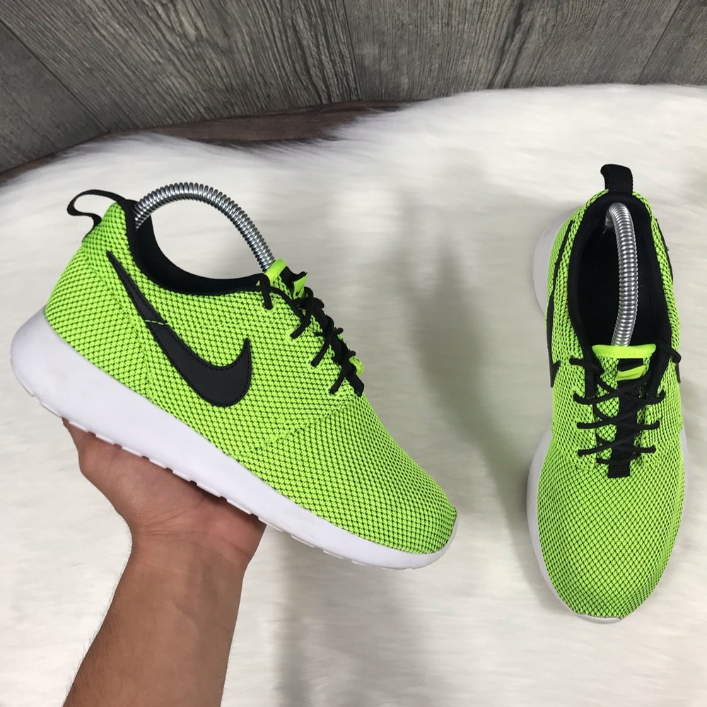 Nike Roshe Run Volt Green Sneakers